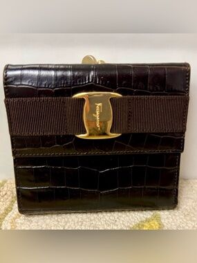 SALVATORE FERRAGAMO Crocodile Brown Embossed Leather Vara Bow French Wallet
